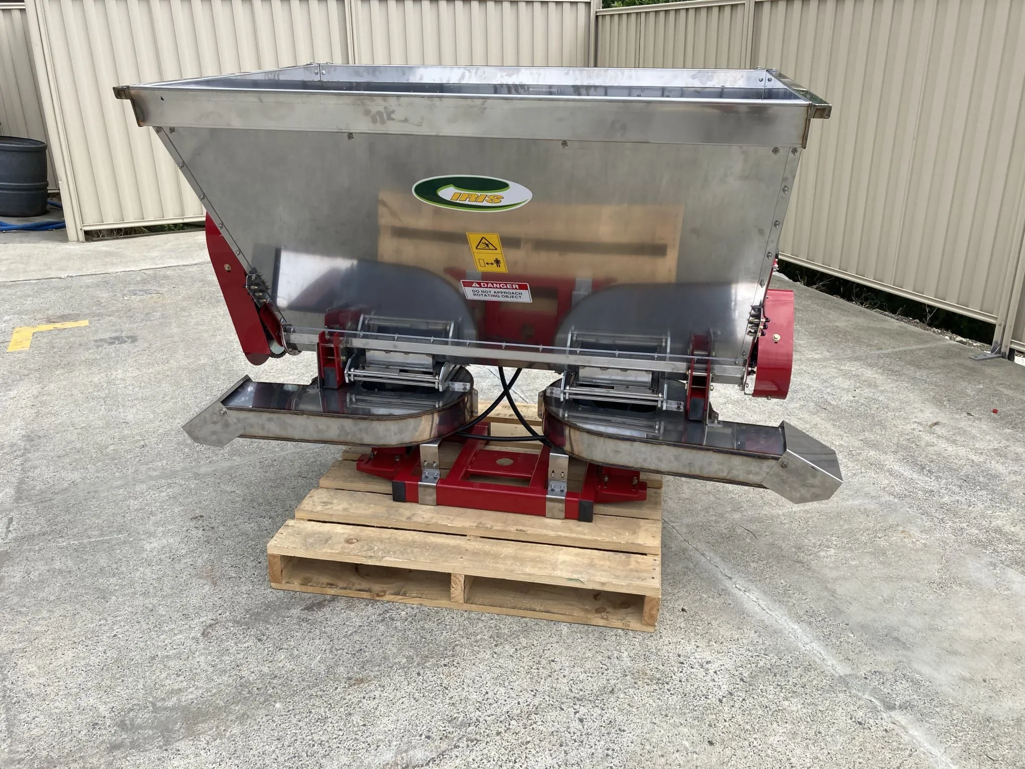 Iris IODD750A Multi Spreader with Side Conveyors Hydraulic Drive