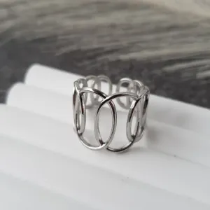 Twisted ovals adjustable ring