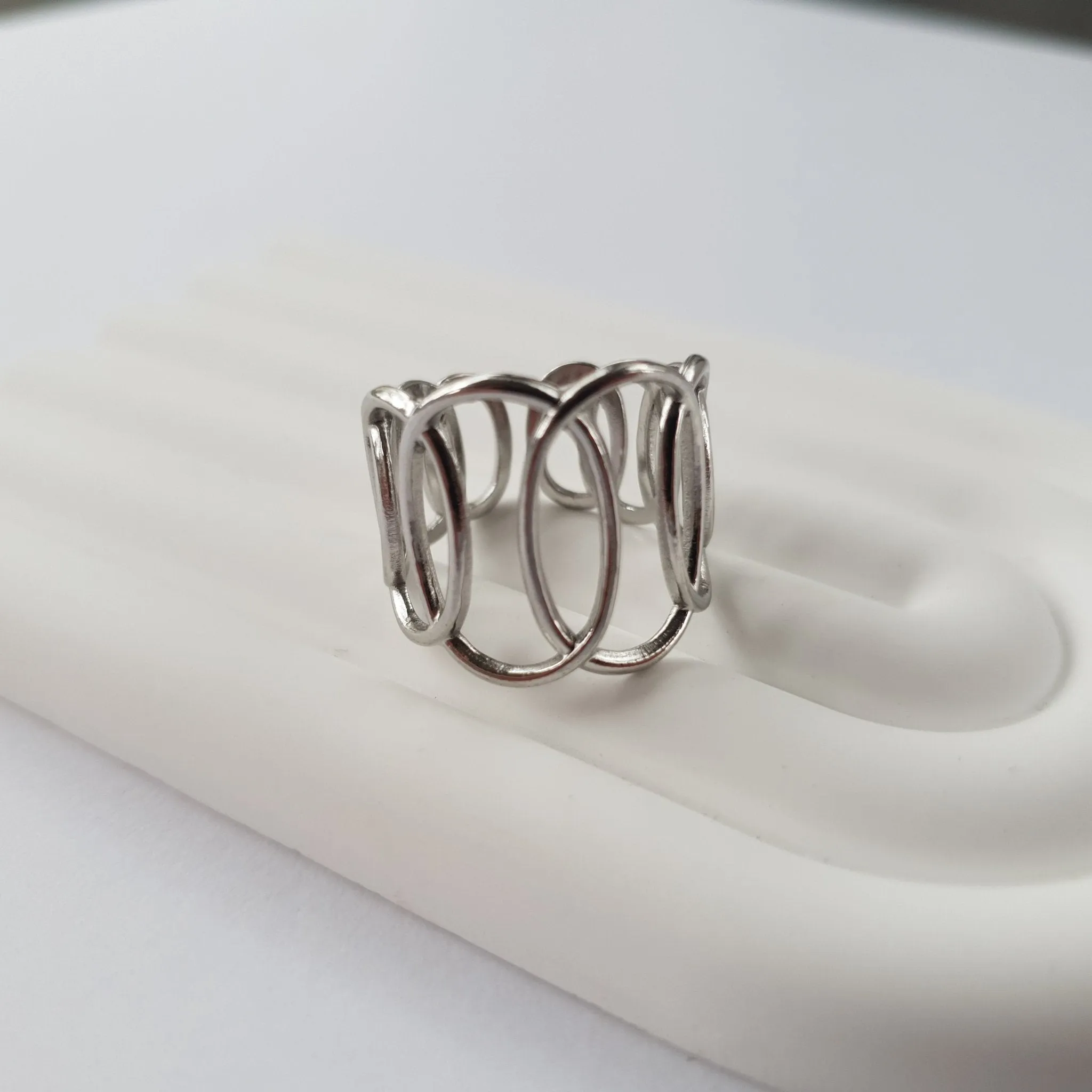 Twisted ovals adjustable ring